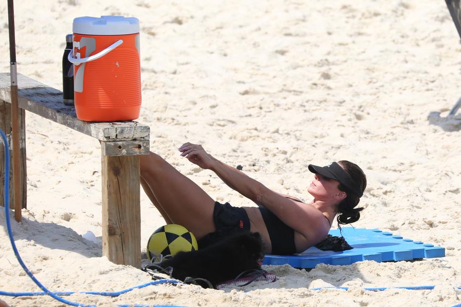Giovanna Antonelli treina na praia e rouba a cena com corpão