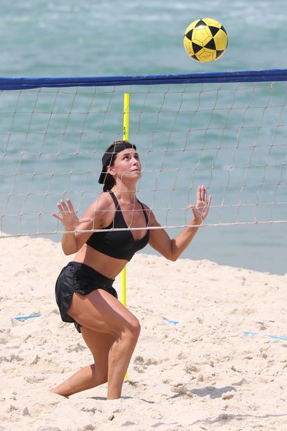 Giovanna Antonelli treina na praia e rouba a cena com corpão
