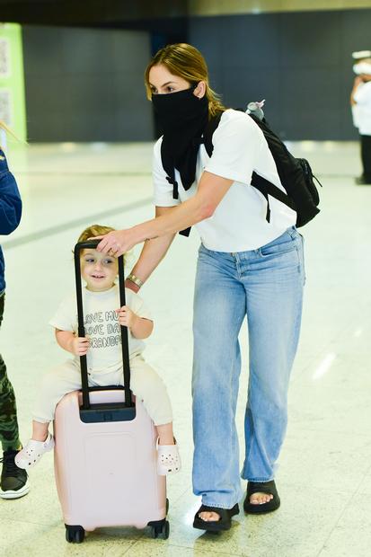 Claudia Leitte desembarca com a filha no Brasil