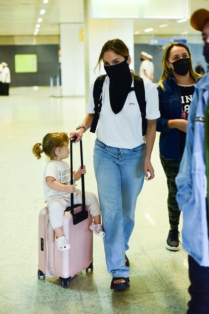 Claudia Leitte desembarca com a filha no Brasil