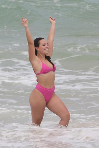 Larissa Manoela curte dia de praia no Rio com biquíni fio