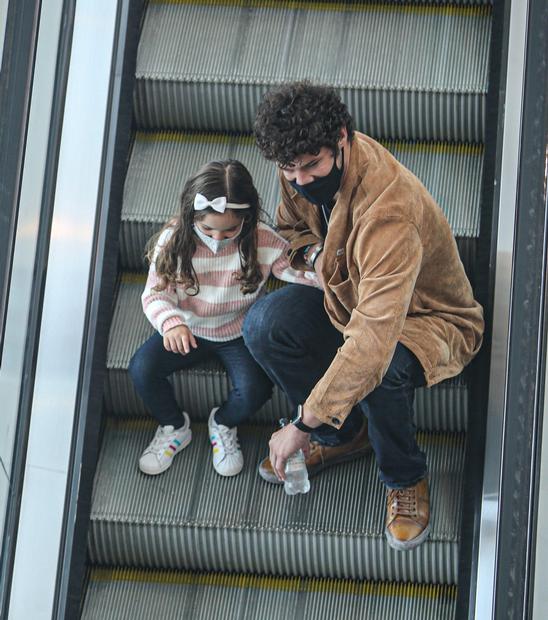 Filha de José Loreto encanta ao surgir com o pai em shopping