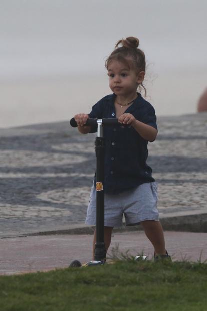 Isis Valverde leva o filho pra andar de patinete na orla da praia de São Conrado