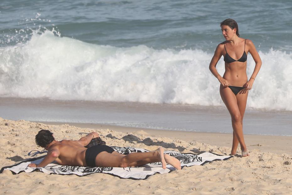 José Loreto e namorada na praia de São Conrado