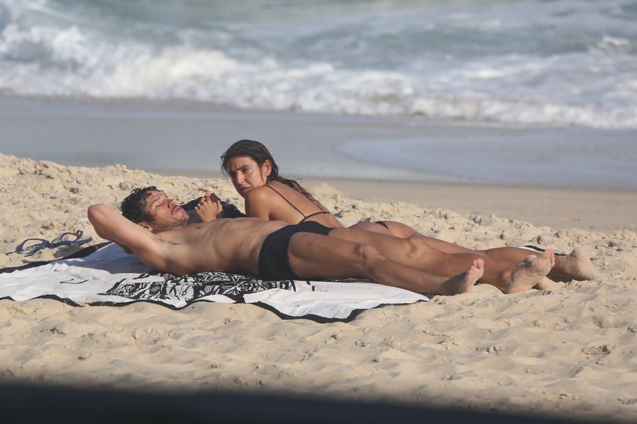 José Loreto e namorada na praia de São Conrado