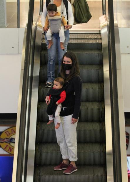 Nathalia Dill com a filha no shopping