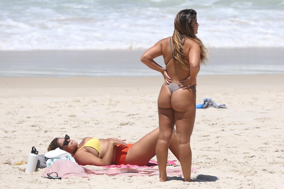 Giulia Costa é flagrada tomando sol em praia do Rio