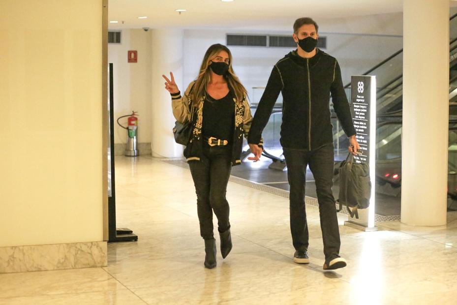 Giovanna Antonelli e o marido, Leonardo Nogueira, em shopping
