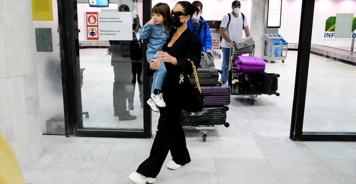 Sabrina Sato e Zoe desembarcando em aeroporto no Rio de Janeiro