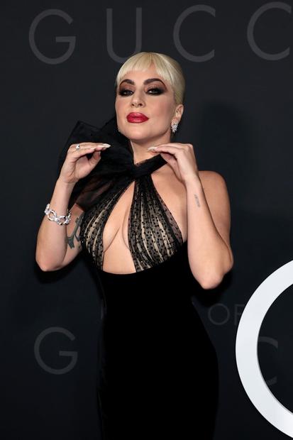 Lady Gaga aposta em vestido preto com decote transparente