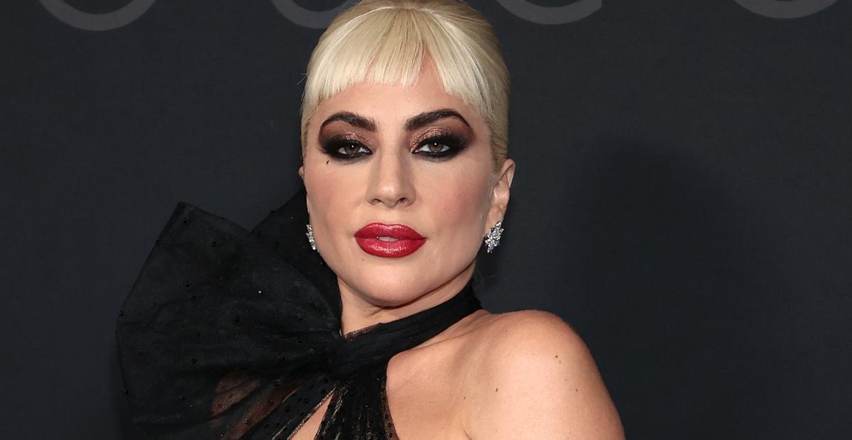 Lady Gaga aposta em vestido preto com decote transparente