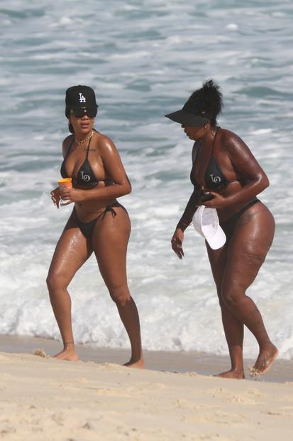 Ludmilla e a mãe aproveitam dia de sol na praia com biquínis iguais