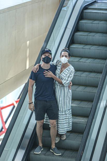 Michel Teló e Thais Fersoza esbanjam simpatia ao serem flagrados em shopping do Rio de Janeiro