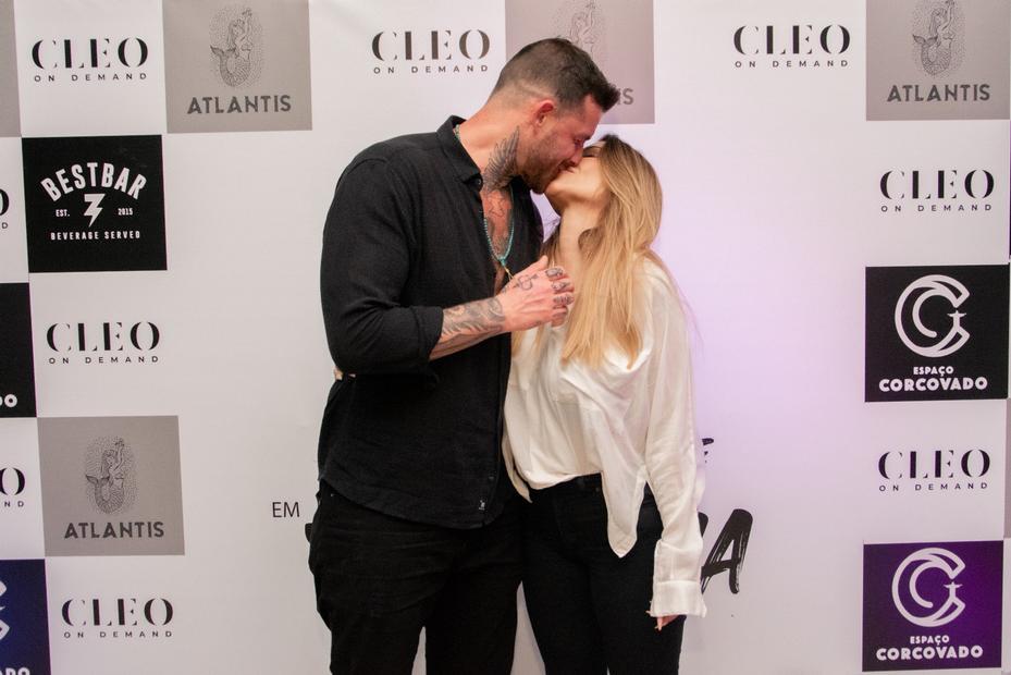 Cleo e o marido, Leandro D'Lucca, esbanjam amor em show da cantora King