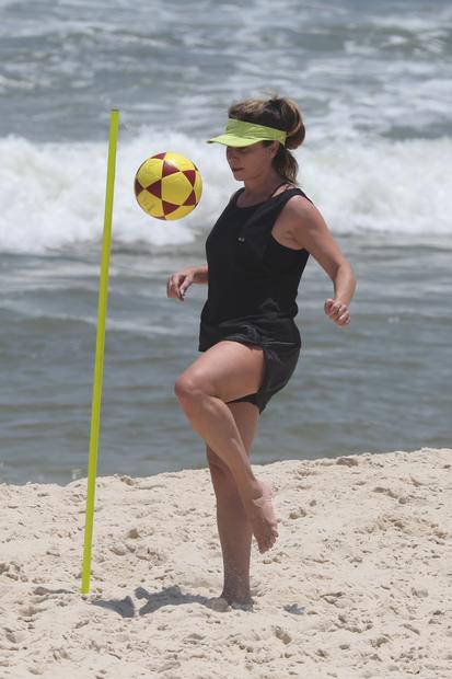 Giovanna Antonelli é flagrada treinando na praia