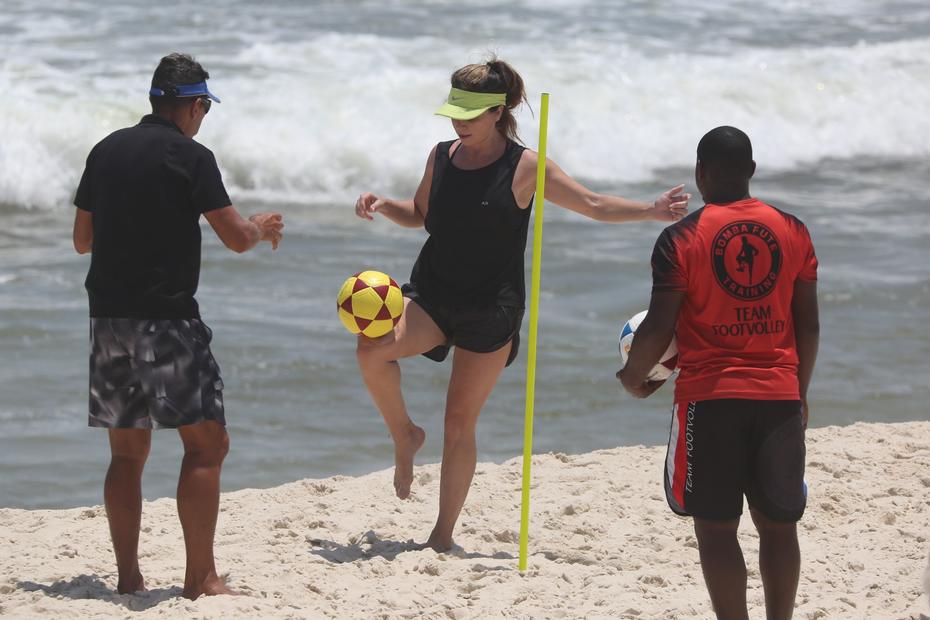 Giovanna Antonelli é flagrada treinando na praia