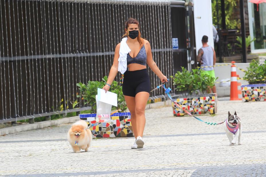 Filha de Flávia Alessandra, Giulia Costa, passeando com os cachorros