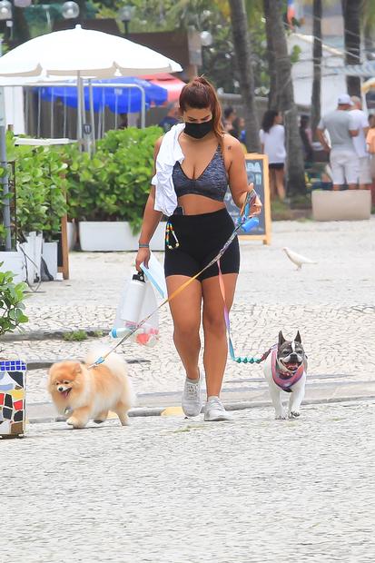 Filha de Flávia Alessandra, Giulia Costa, passeando com os cachorros