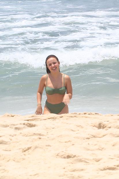 Larissa Manoela é flagrada curtindo dia em praia carioca
