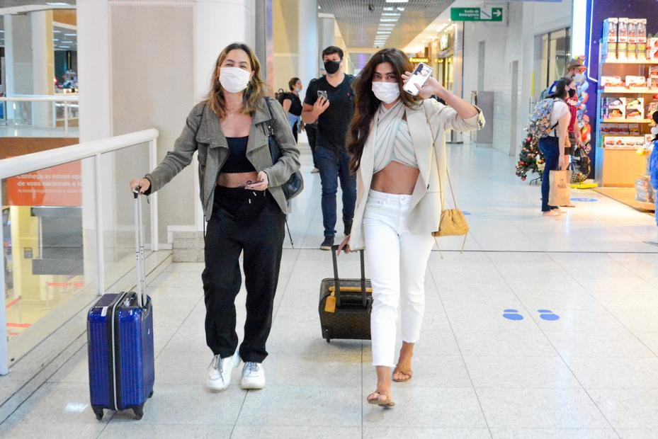 Juliana Paes deixa barriga à mostra ao embarcar em aeroporto do Rio de Janeiro com amiga