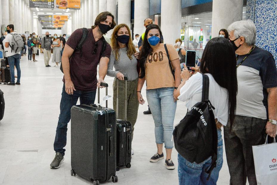 Vladimir Brichta e Adriana Esteves são show de simpatia em aeroporto