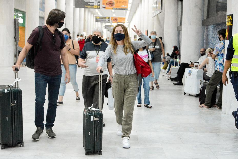 Vladimir Brichta e Adriana Esteves são show de simpatia em aeroporto