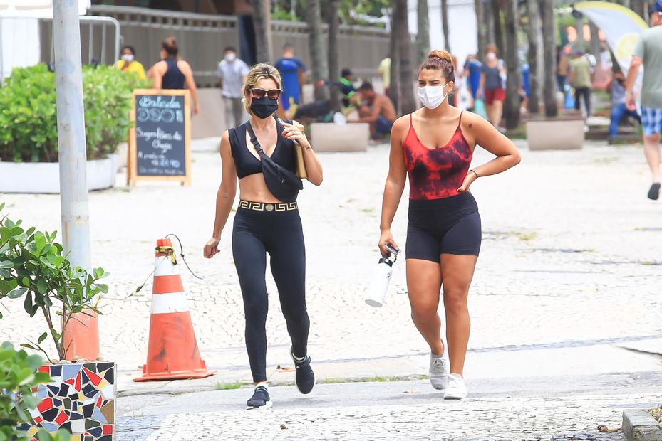 Flávia Alessandra e a filha Giulia Costa saindo de academia no Rio de Janeiro