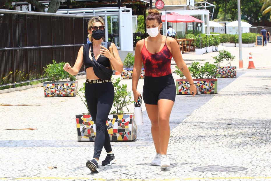 Flávia Alessandra e a filha Giulia Costa saindo de academia no Rio de Janeiro