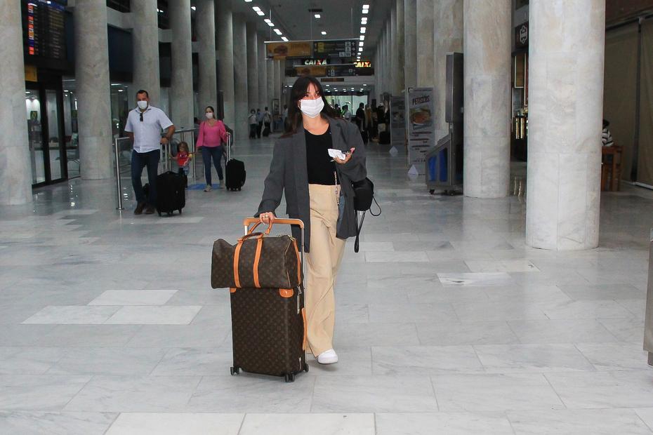 Isis Valverde desembarcando em aeroporto com malas avaliadas em R$ 27 mil