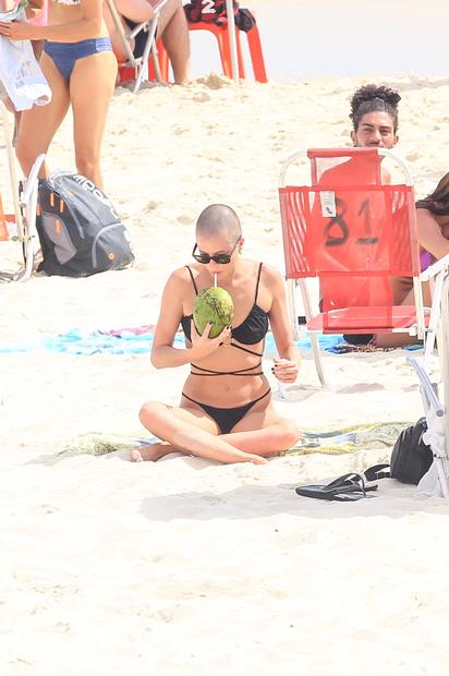 Agatha Moreira é flagrada com Rodrigo Simas curtindo dia de sol na praia