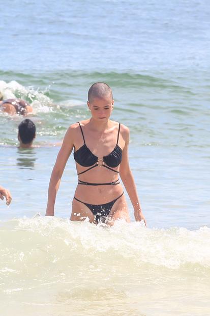 Agatha Moreira é flagrada com Rodrigo Simas curtindo dia de sol na praia