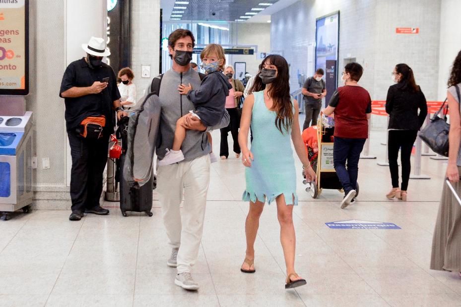 Isis Valverde com o marido e o filho desembarcando no Aeroporto Santos Dumont no Rio de Janeiro 