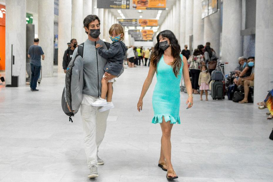 Isis Valverde com o marido e o filho desembarcando no Aeroporto Santos Dumont no Rio de Janeiro 