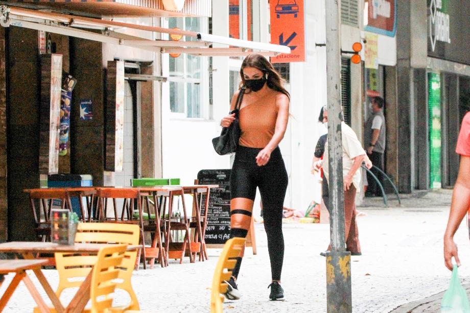 Patrícia Poeta rouba a cena com look de ginástica muito estiloso em Ipanema