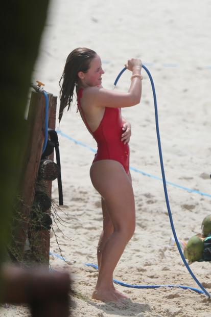 Larissa Manoela esbanja beleza em dia na praia