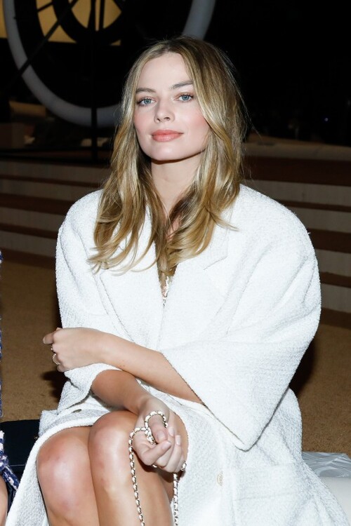 Margot Robbie vestiu uma jaqueta branca para o Paris Fashion Week