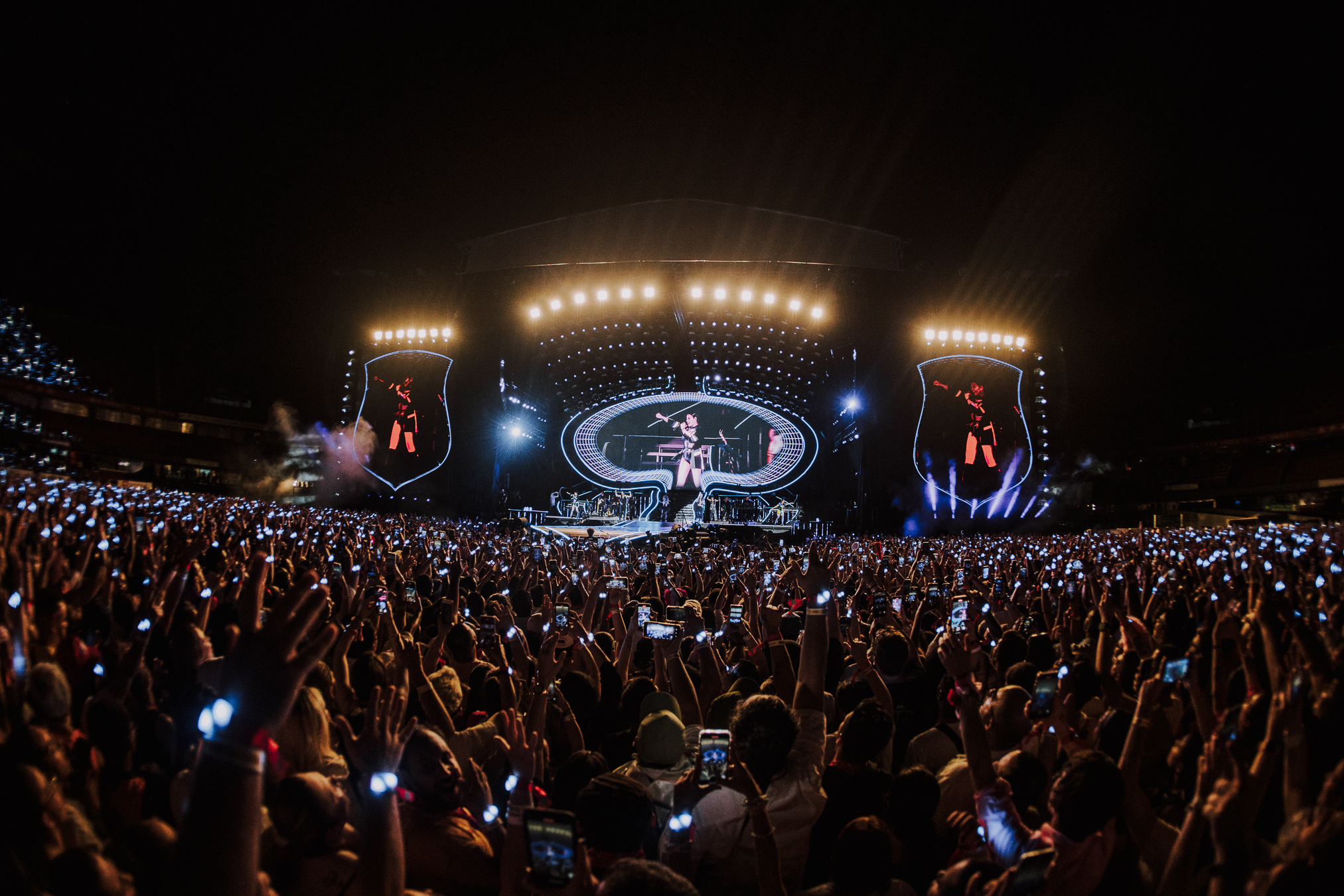 Plateia e palco do show do RBD
