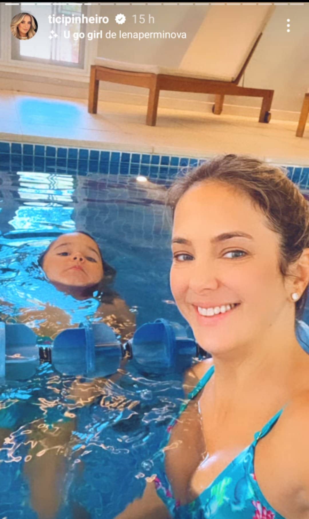Ticiane Pinheiro e Manuella nadando