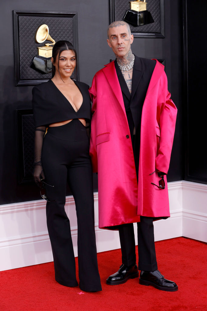 Kourtney Kardashian e Travis Barker vestem Balenciaga e Prada